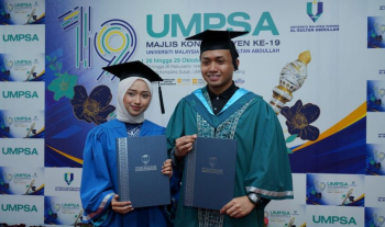 PASANGAN ADIK-BERADIK KONGSI KEGEMBIRAAN DI PENTAS KONVOKESYEN UMPSA KE-19