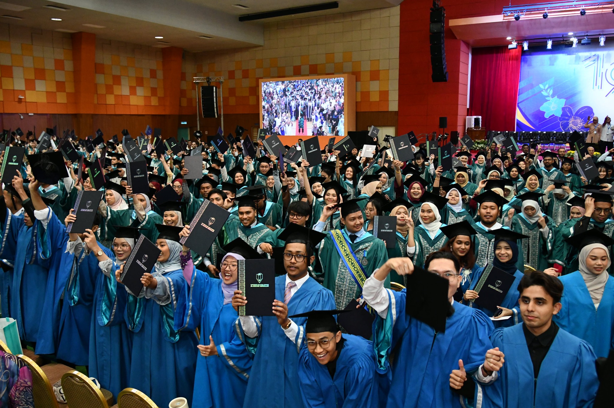 KEMERIAHAN DAN KETERUJAAN GRADUAN FTKKP DI MAJLIS KONVOKESYEN UMPSA KE-19