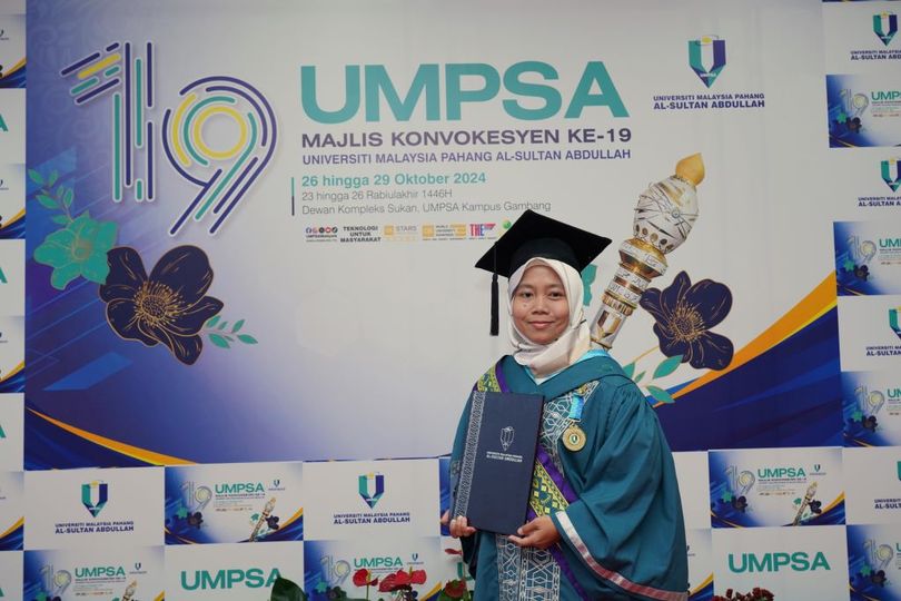 KEHILANGAN AYAHANDA PADA SEMESTER AKHIR, GRADUAN FTKKP TEKAD DAN RAIH KECEMERLANGAN DI UMPSA