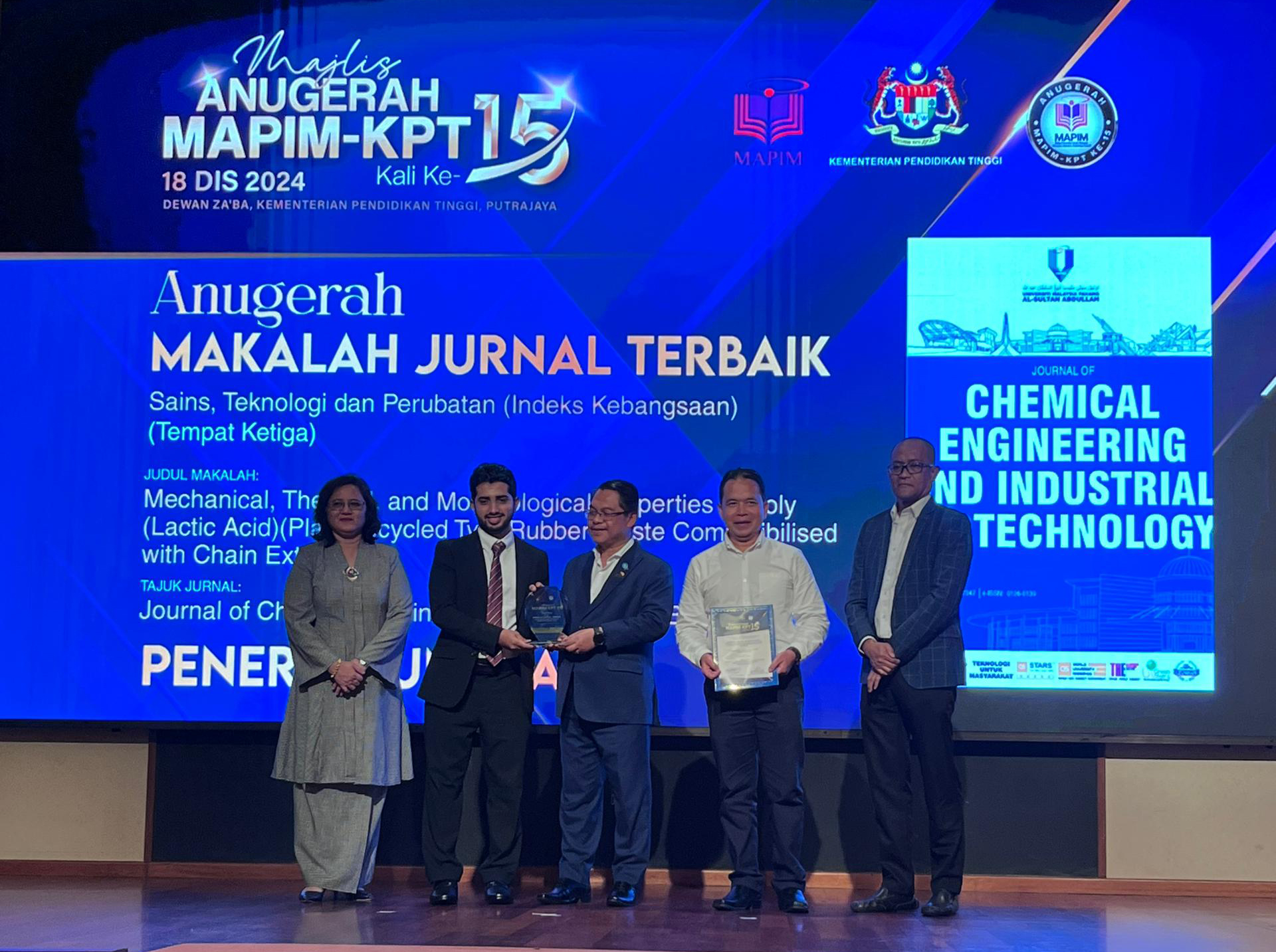 PENYELIDIK FTKKP MENANG ANUGERAH MAKALAH JURNAL TERBAIK SAINS, TEKNOLOGI & PERUBATAN (INDEKS KEBANGSAAN) DI MAJLIS ANUGERAH MAPIM-KPT KE-15